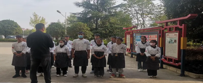 每天早上,班主任对学徒制学生召开晨会 每天早上,班主任对学徒制学生召开晨会